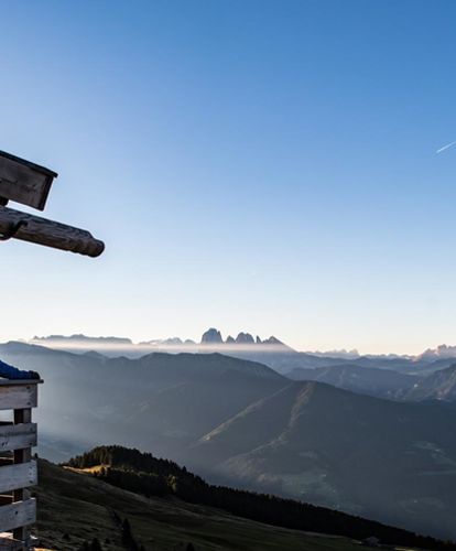 Una donna si gode il panorama